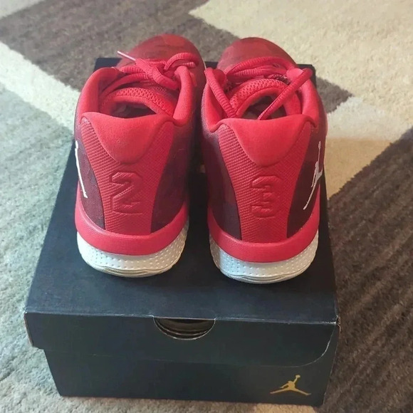 Jordan B. FLY BG SIZE 5.5Y UNIVERSITY RED/WHITE - Picture 3 of 6